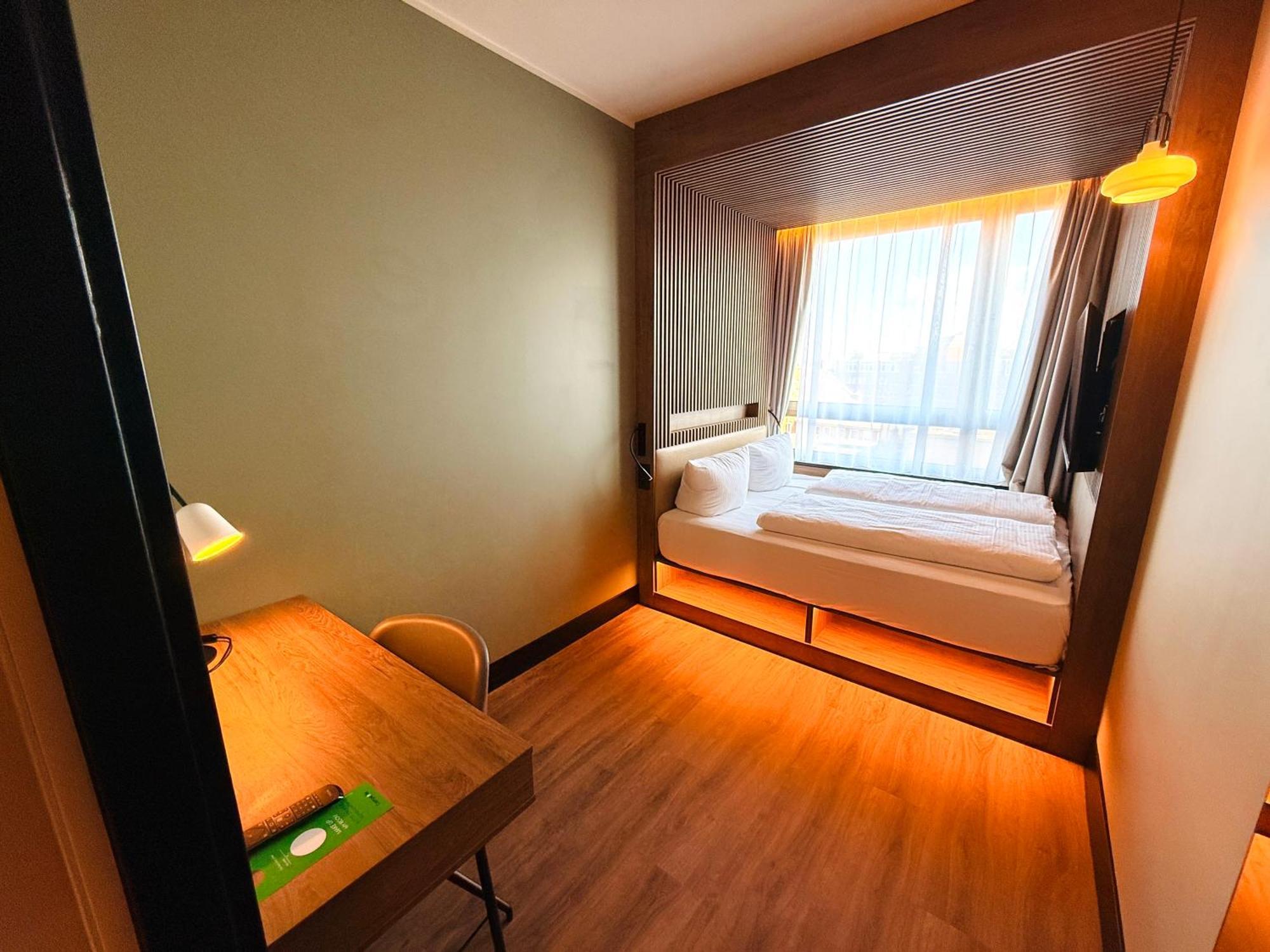 Standard Room 1 Queen Bed,1739360220:JPEG